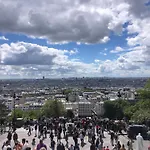 Grande Chambre A Montmartre