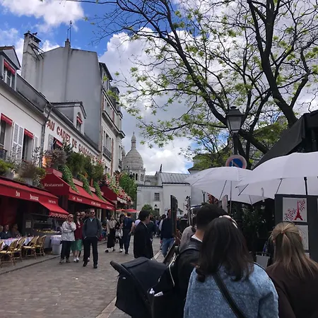 Grande Chambre A Montmartre Parigi